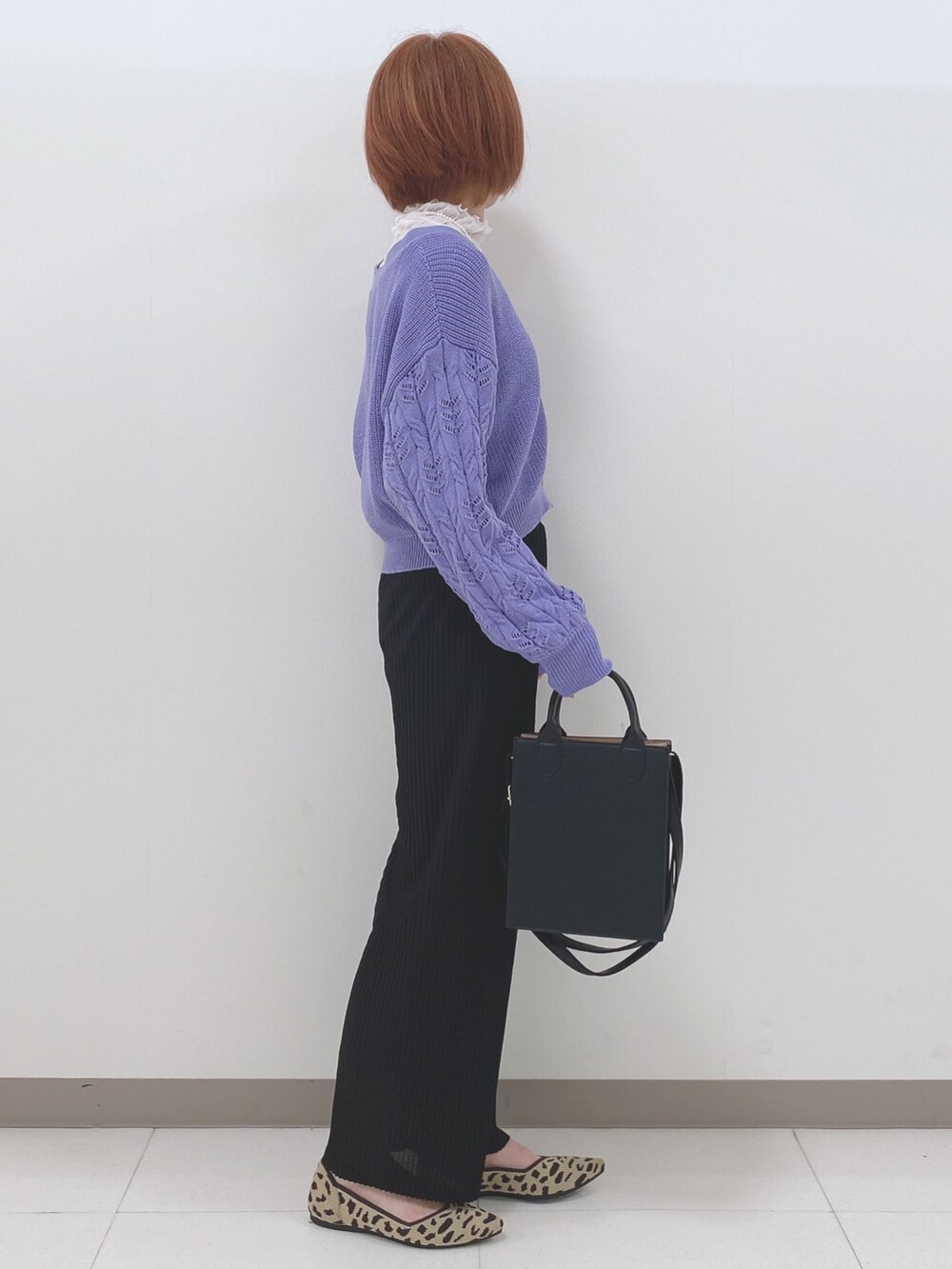 パープル系のカーディガン/ボレロ、ホワイト系のTシャツ/カットソー、ブラック系のその他パンツを着用したレディースの秋コーディネートの2枚目の写真