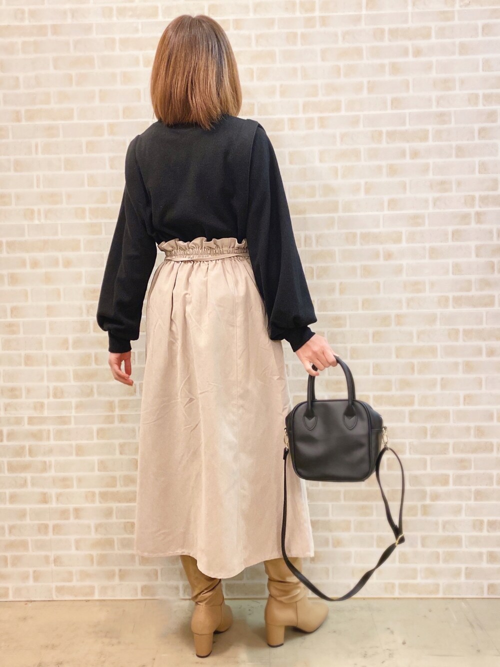 ブラック系のTシャツ/カットソー、ブラウン系のブルゾン、ブラック系のショルダーバッグを着用したレディースの冬コーディネートの4枚目の写真