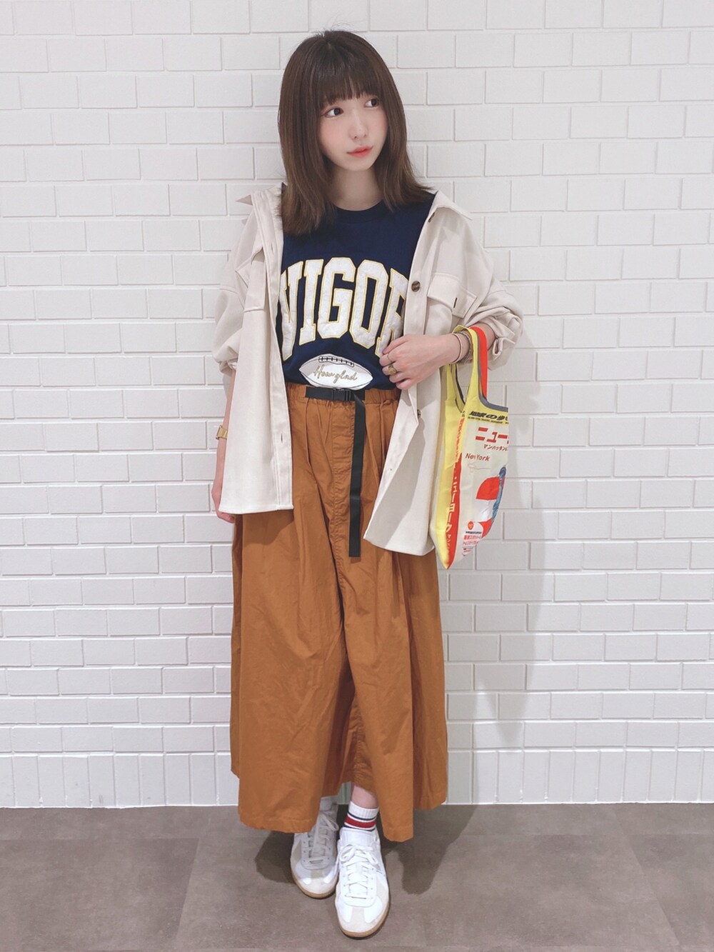 ブルー系のTシャツ/カットソー、ホワイト系のミリタリージャケット、ホワイト系のスニーカーを着用したレディースの夏コーディネートの2枚目の写真