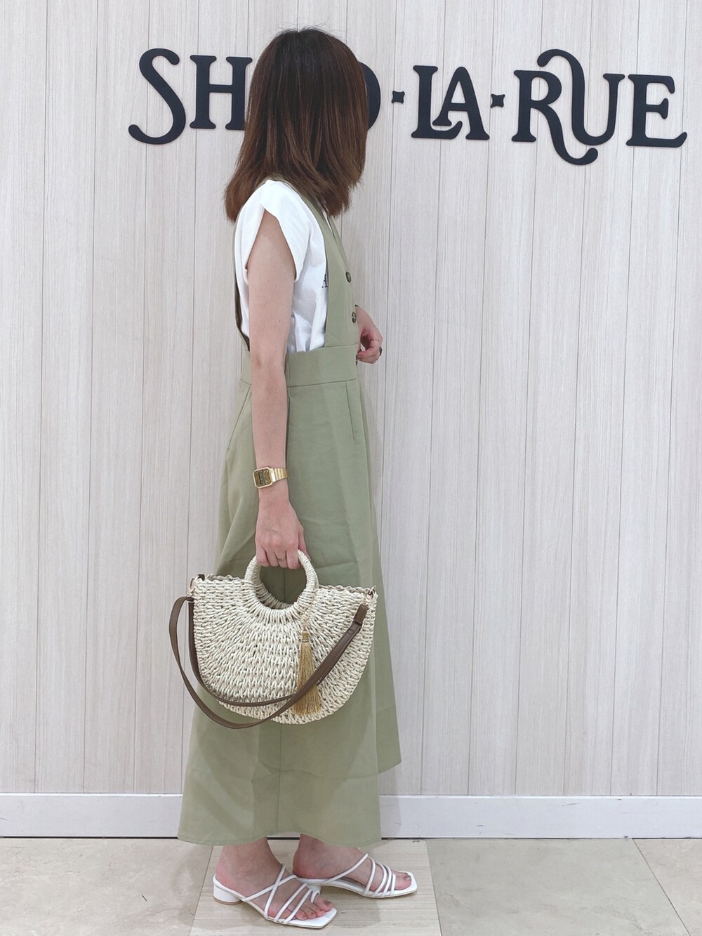 ホワイト系のTシャツ/カットソー、ホワイト系のサンダル、ホワイト系のショルダーバッグを着用したレディースの夏コーディネートの2枚目の写真