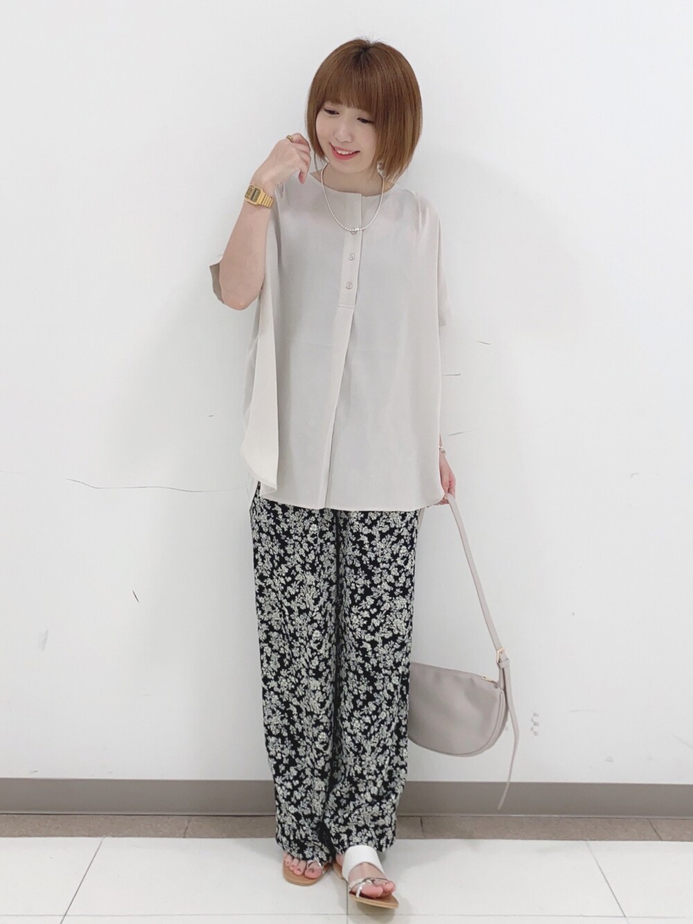ベージュ系のシャツ/ブラウス、ブラック系のその他パンツ、ホワイト系のショルダーバッグを着用したレディースの夏コーディネートの4枚目の写真