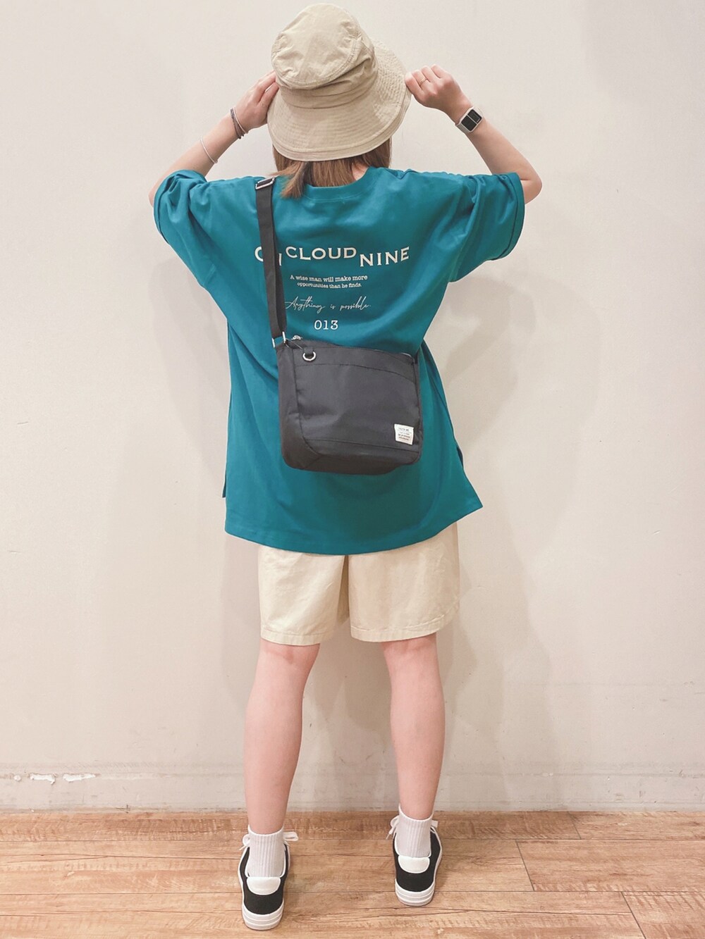 ブラック系のショルダーバッグ、グリーン系のTシャツ/カットソー、ベージュ系のその他パンツを着用したレディースの春コーディネートの3枚目の写真