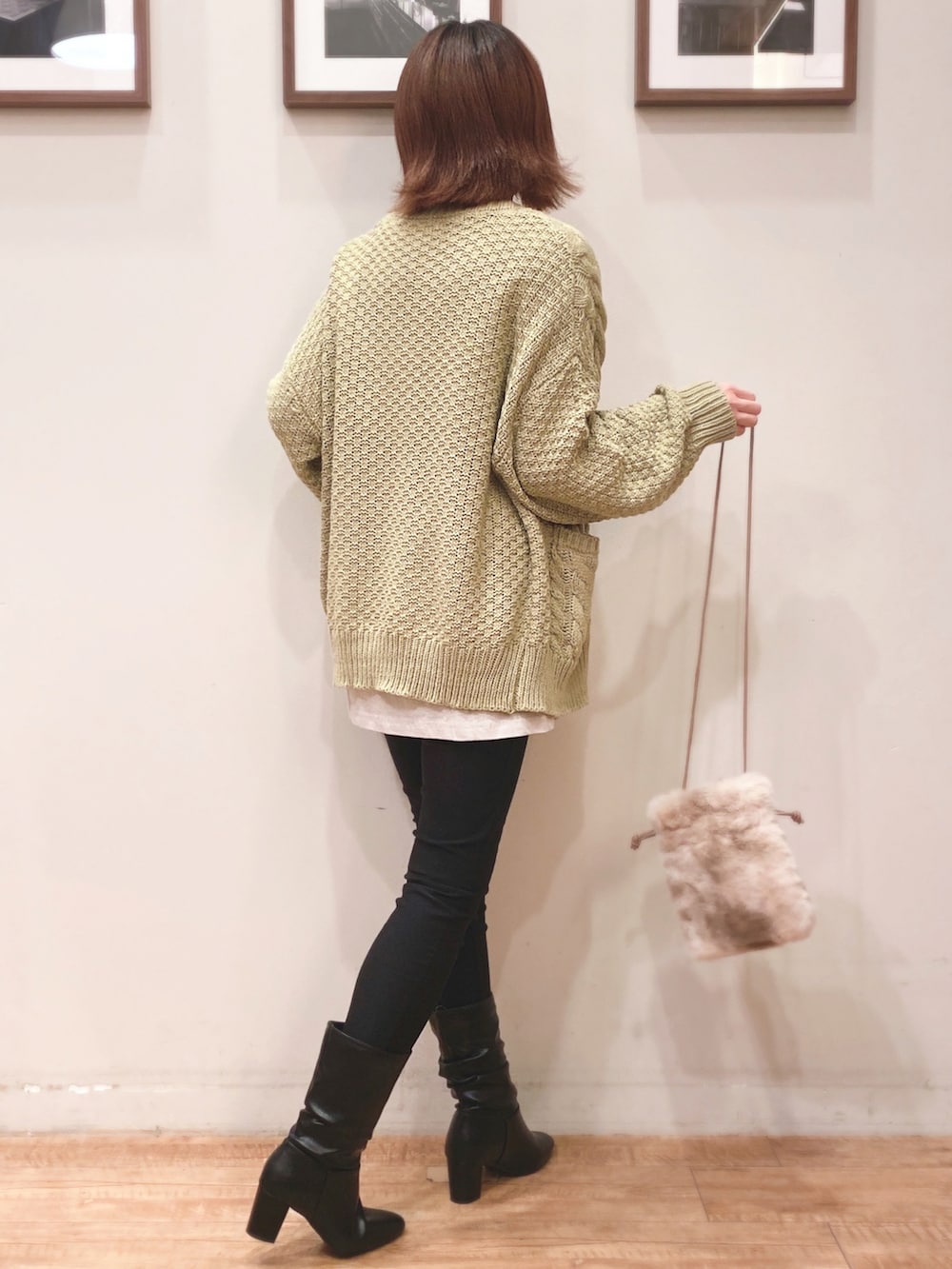 ベージュ系のTシャツ/カットソー、イエロー系のカーディガン/ボレロ、ブラック系のその他パンツを着用したレディースの秋コーディネートの2枚目の写真