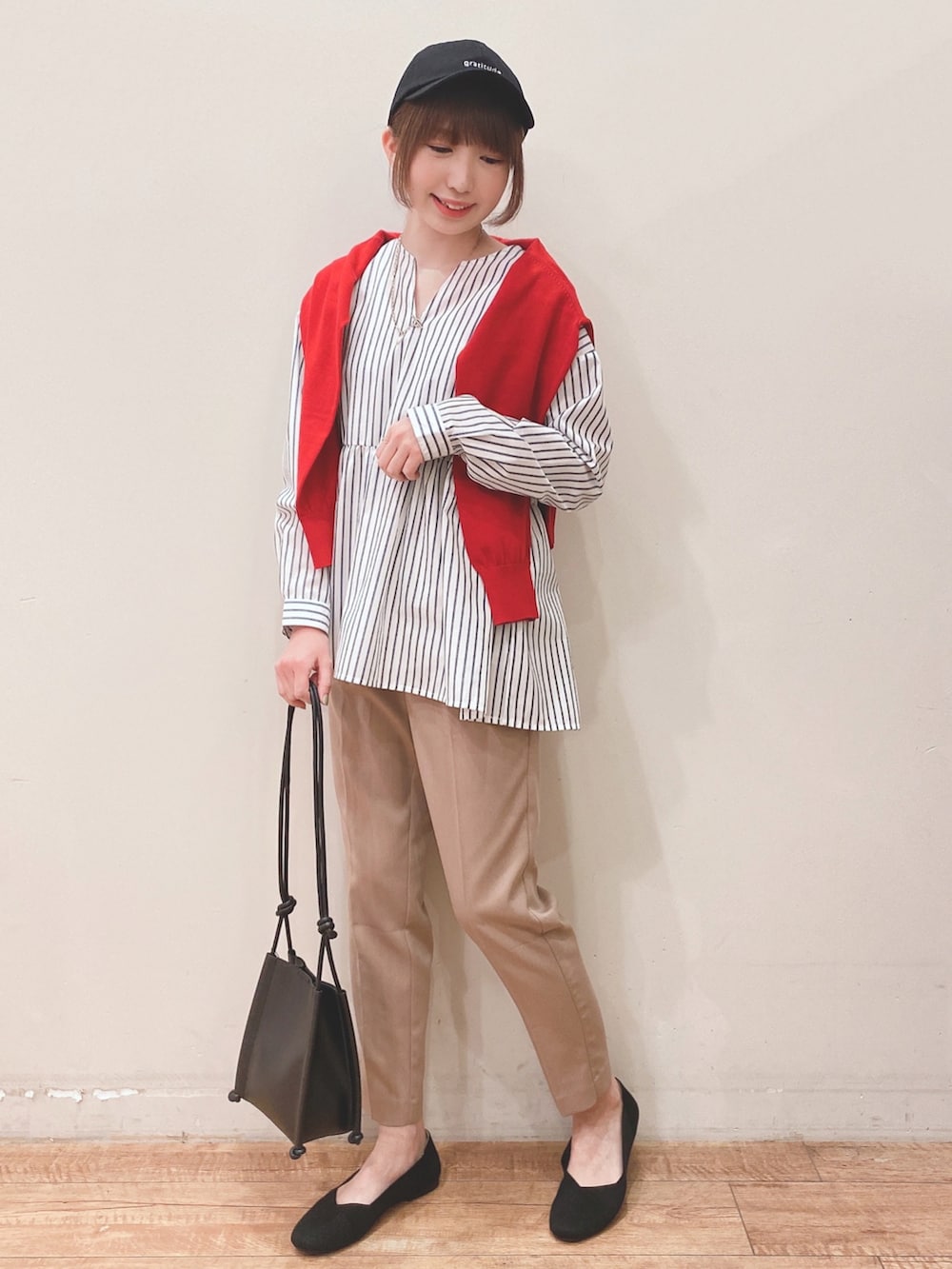 ブルー系のその他トップス、レッド系のカーディガン/ボレロ、ベージュ系のその他パンツを着用したレディースの春コーディネートの4枚目の写真