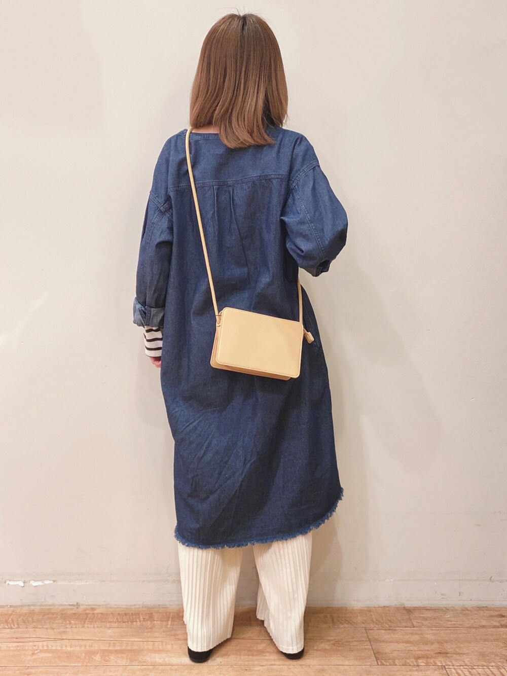 ベージュ系のTシャツ/カットソー、ブルー系のワンピース、ブラック系のその他シューズを着用したレディースの春コーディネートの3枚目の写真