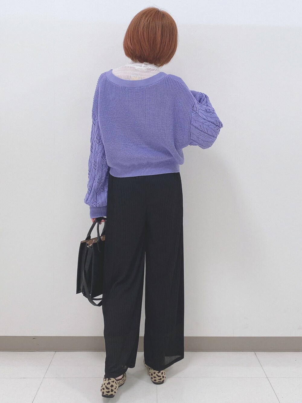 パープル系のカーディガン/ボレロ、ホワイト系のTシャツ/カットソー、ブラック系のその他パンツを着用したレディースの秋コーディネートの3枚目の写真