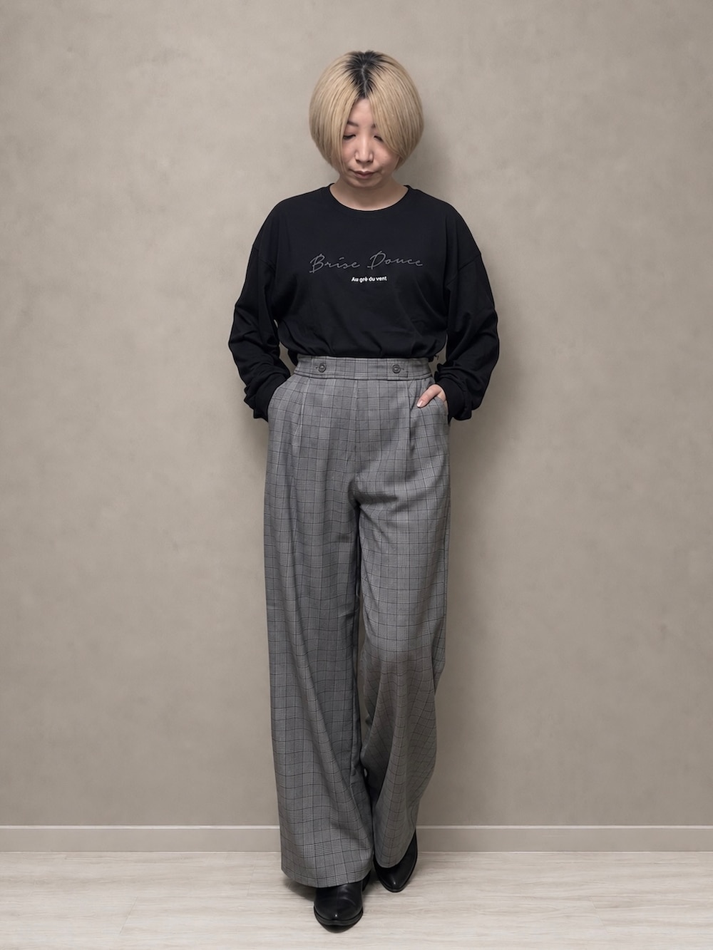 イエロー系のシャツ/ブラウス、ブラック系のTシャツ/カットソー、グレー系のその他パンツを着用したレディースの秋コーディネートの7枚目の写真