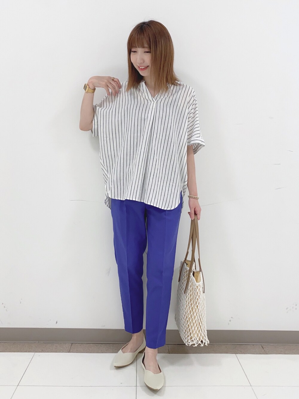 ブルー系のシャツ/ブラウス、ブルー系のその他パンツ、ベージュ系のパンプスを着用したレディースの春コーディネートの4枚目の写真