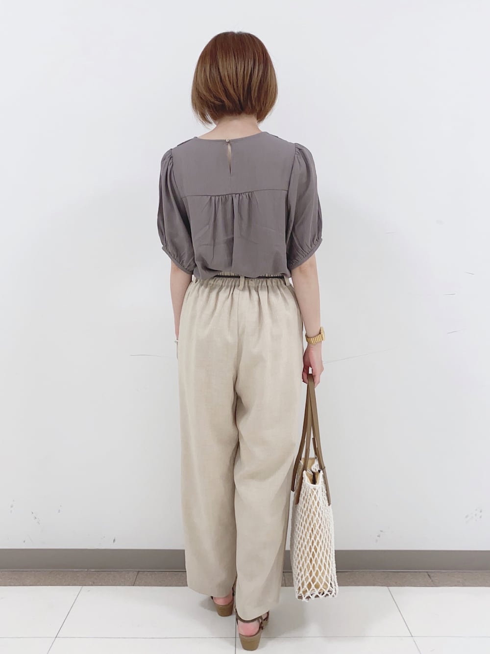 ブラウン系のシャツ/ブラウス、ホワイト系のその他パンツ、ホワイト系のトートバッグを着用したレディースの夏コーディネートの4枚目の写真