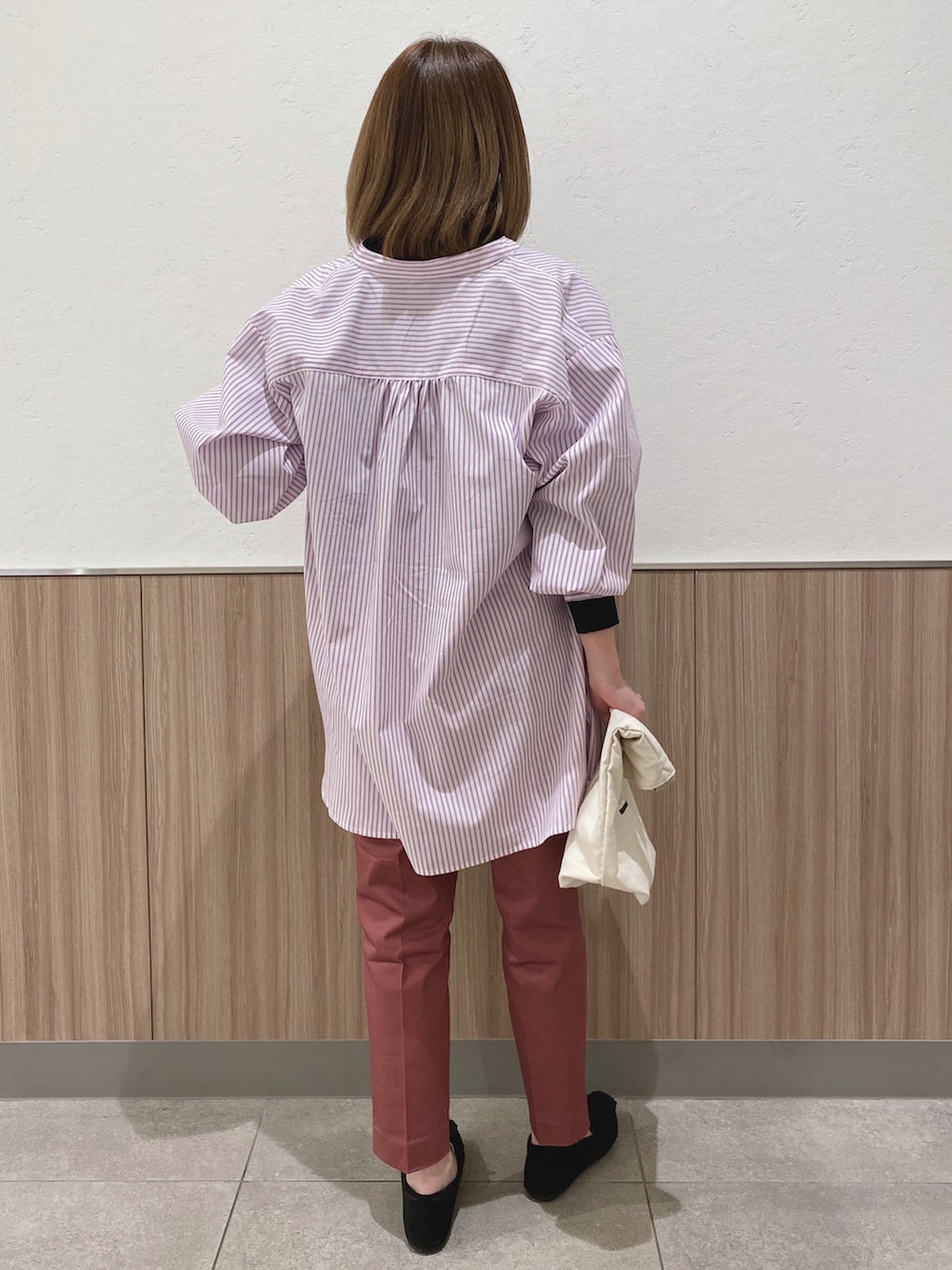 パープル系のシャツ/ブラウス、ピンク系のその他パンツ、ホワイト系のトートバッグを着用したレディースの春コーディネートの3枚目の写真