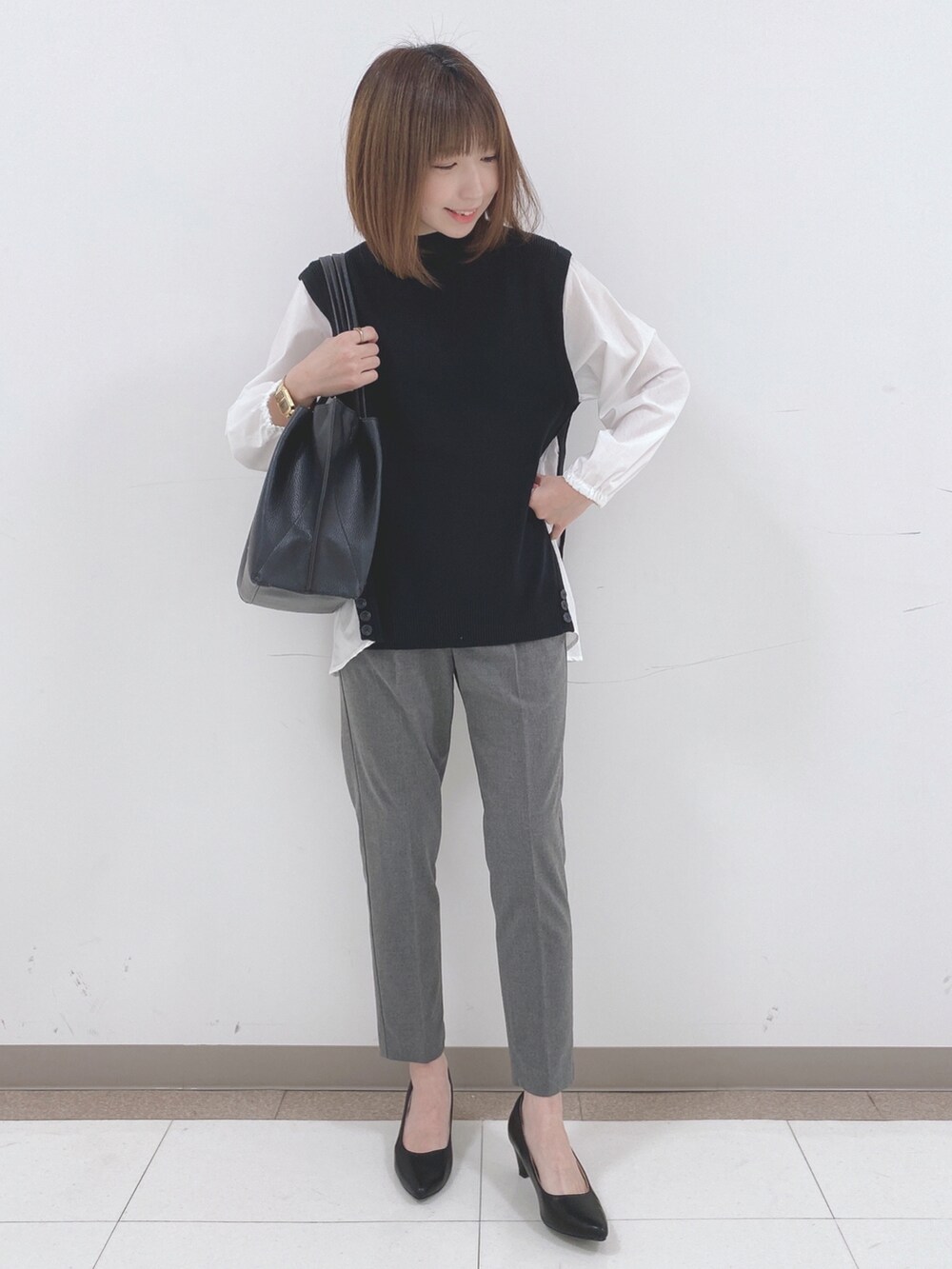 ブラック系のTシャツ/カットソー、グレー系のその他パンツ、ブラック系のパンプスを着用したレディースの冬コーディネートの4枚目の写真