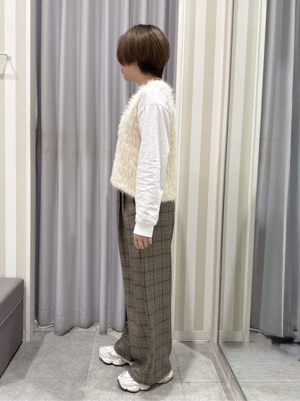 ホワイト系のその他トップス、ホワイト系のTシャツ/カットソー、ベージュ系のその他パンツを着用したレディースの秋コーディネートの2枚目の写真