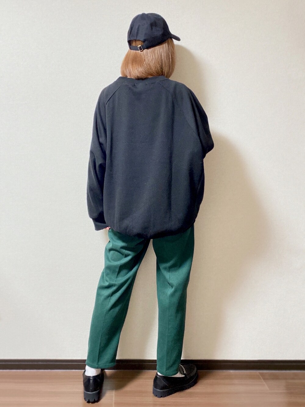 ブラック系のスウェット、グリーン系のその他パンツ、ブラック系のドレスシューズを着用したレディースの冬コーディネートの2枚目の写真