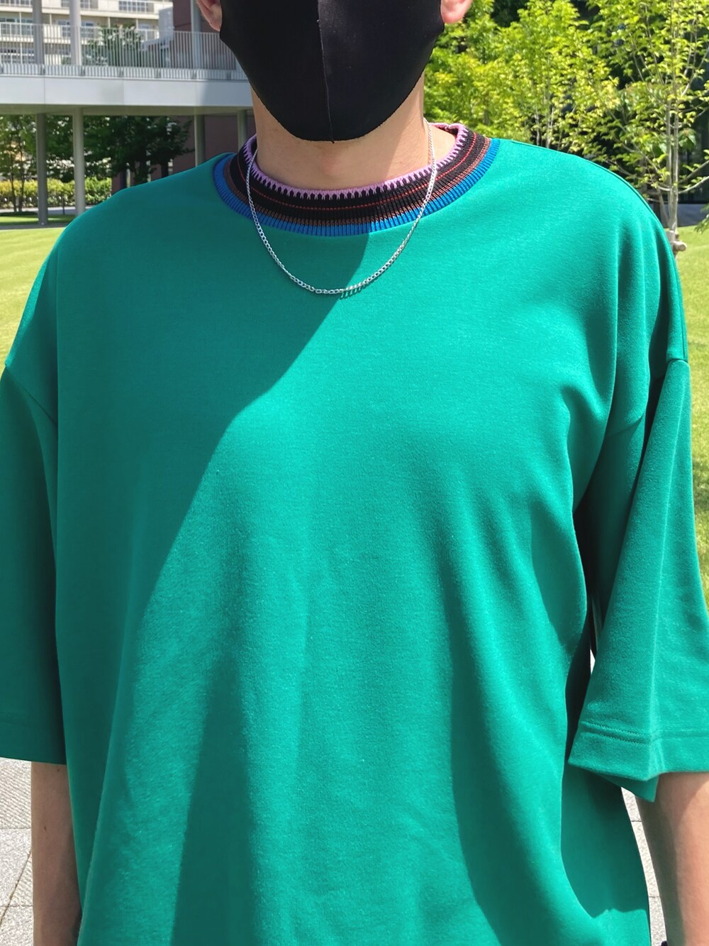 グリーン系のTシャツ/カットソー、ホワイト系のその他パンツ、ブラック系のスニーカーを着用したメンズの夏コーディネートの2枚目の写真