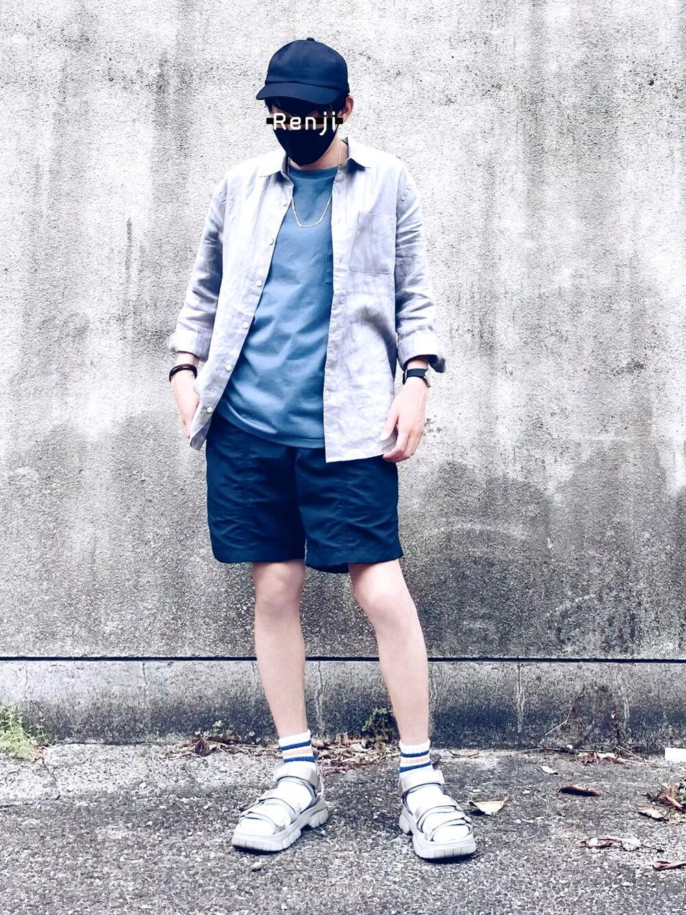 ブルー系のTシャツ/カットソー、グレー系のシャツ/ブラウス、グレー系のサンダルを着用したメンズの春コーディネートの2枚目の写真