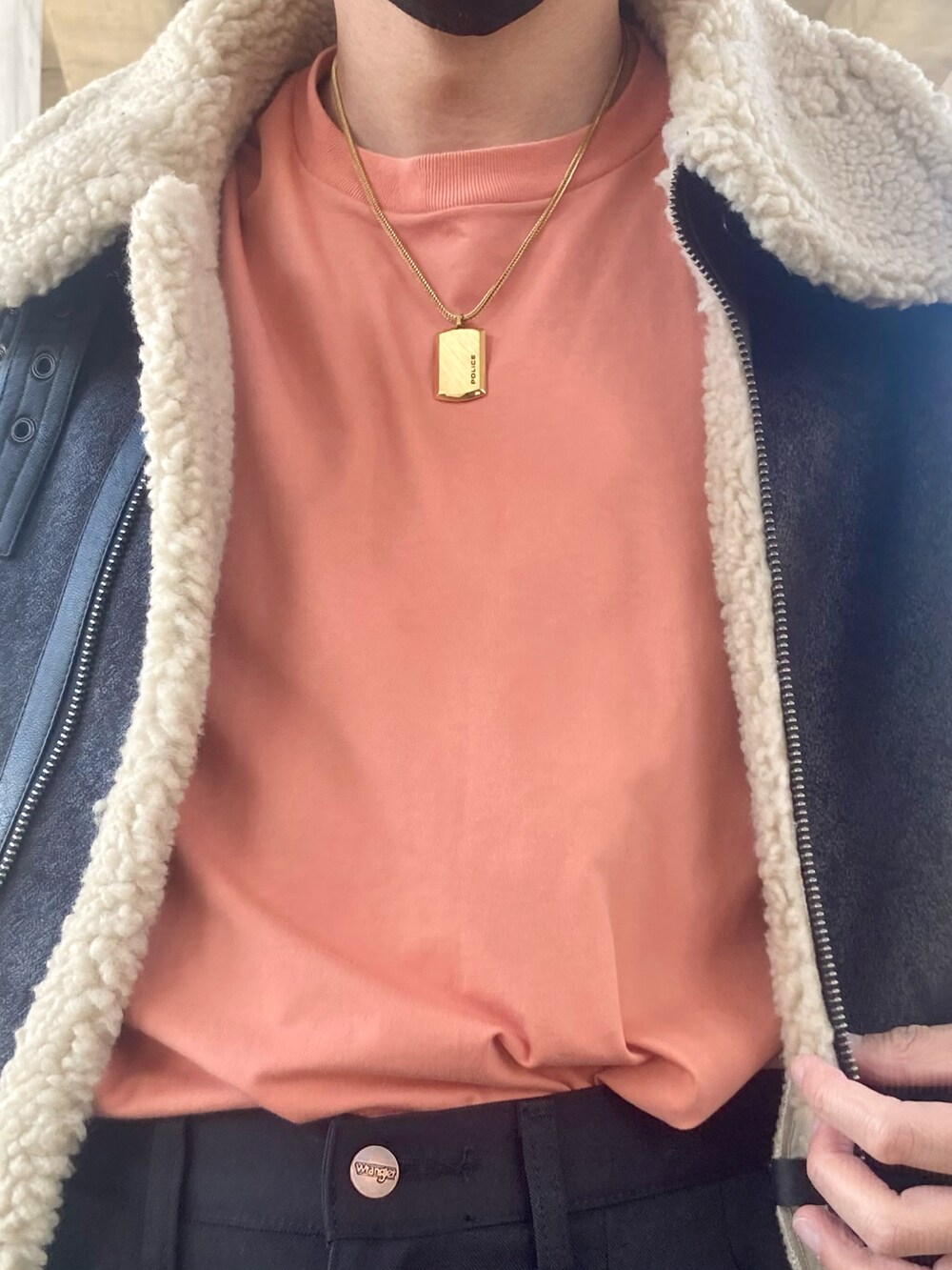 ブラック系のムートンコート、ブラック系のスラックス、ブラック系のスニーカーを着用したメンズの秋コーディネートの2枚目の写真