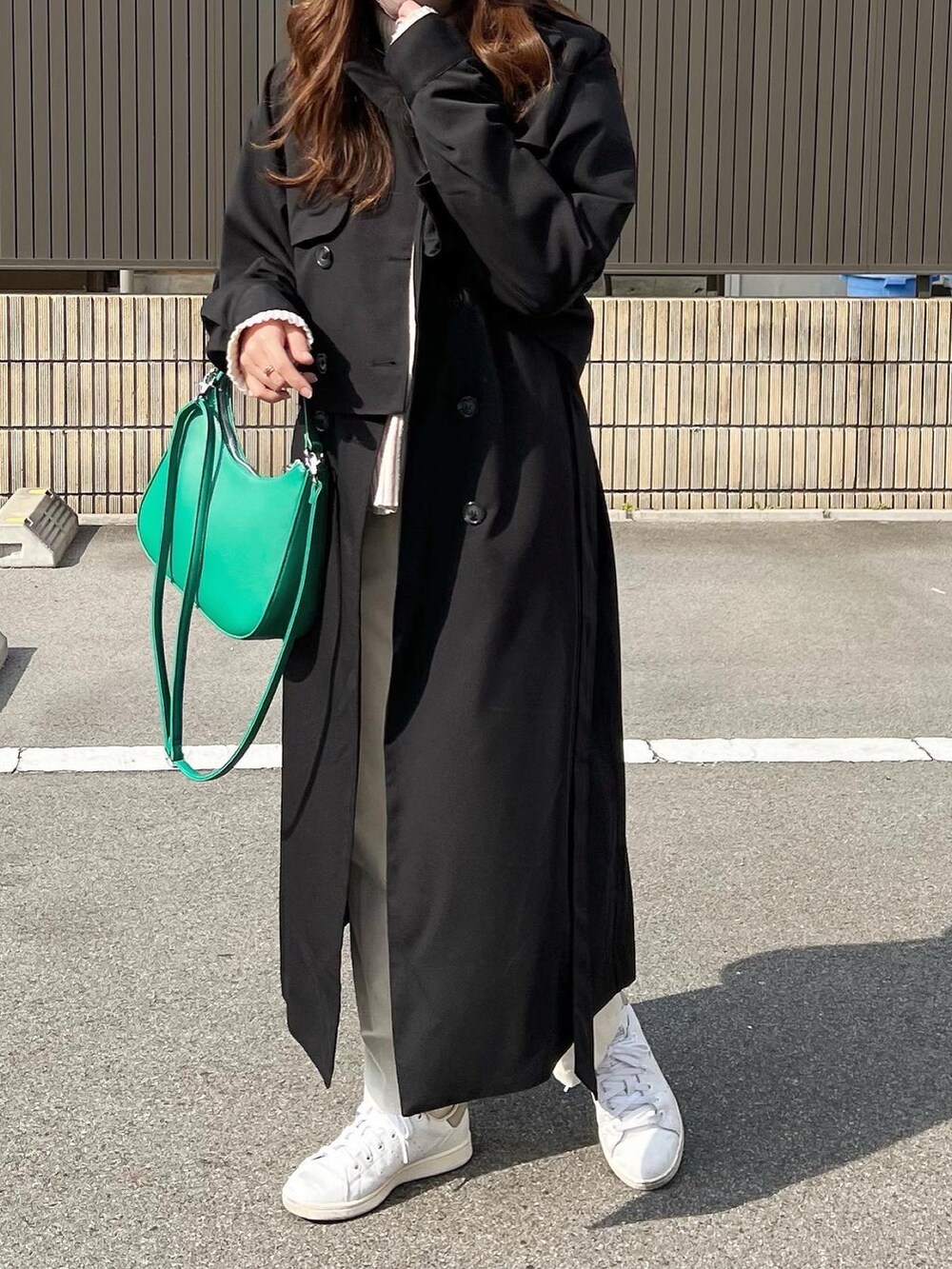 「春服みてみて、休日スタイル、シンプルコーデ、きれいめカジュアル、お洒落さんとつながりたい、大人カジュアル、大人かわいい、プチプラ、グリーン、ブラック、カジュアル、低身長コーデ、ロングコート」｜「nairoのアイテム（トレンチコート、ブラック系）」を使った、pear0504さん（レディース・150cm）の春コーディネートの3枚目の写真