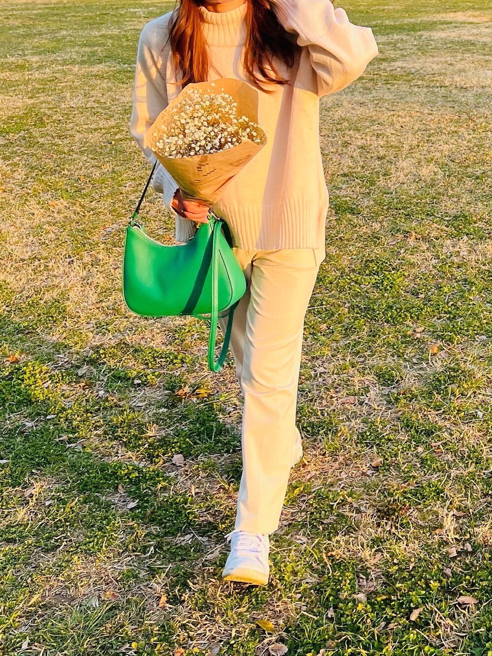 「春服みてみて、大人カジュアル、春服、休日コーデ、シンプルコーデ、カジュアルコーデ、スニーカーコーデ、パンツスタイル、ootd、韓国ファッション、ワントーンコーデ、低身長、低身長コーデ」｜「UNIQLOのアイテム（スラックス、ホワイト系）」を使った、pear0504さん（レディース・150cm）の春コーディネートの5枚目の写真