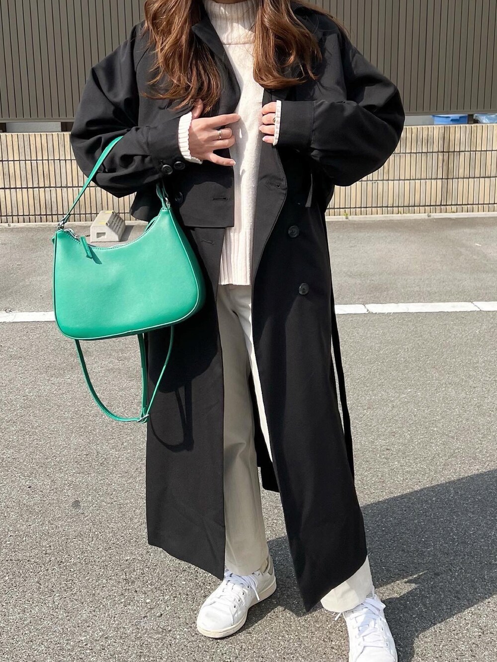 「春服みてみて、休日スタイル、シンプルコーデ、きれいめカジュアル、お洒落さんとつながりたい、大人カジュアル、大人かわいい、プチプラ、グリーン、ブラック、カジュアル、低身長コーデ、ロングコート」｜「nairoのアイテム（トレンチコート、ブラック系）」を使った、pear0504さん（レディース・150cm）の春コーディネートの2枚目の写真