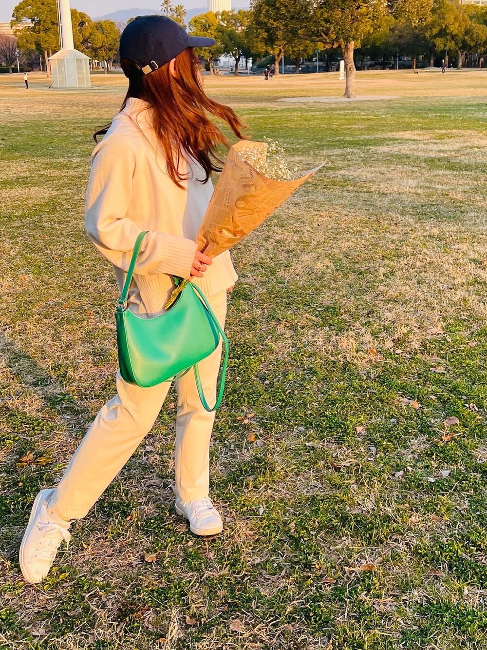 「春服みてみて、大人カジュアル、春服、休日コーデ、シンプルコーデ、カジュアルコーデ、スニーカーコーデ、パンツスタイル、ootd、韓国ファッション、ワントーンコーデ、低身長、低身長コーデ」｜「UNIQLOのアイテム（スラックス、ホワイト系）」を使った、pear0504さん（レディース・150cm）の春コーディネートの3枚目の写真