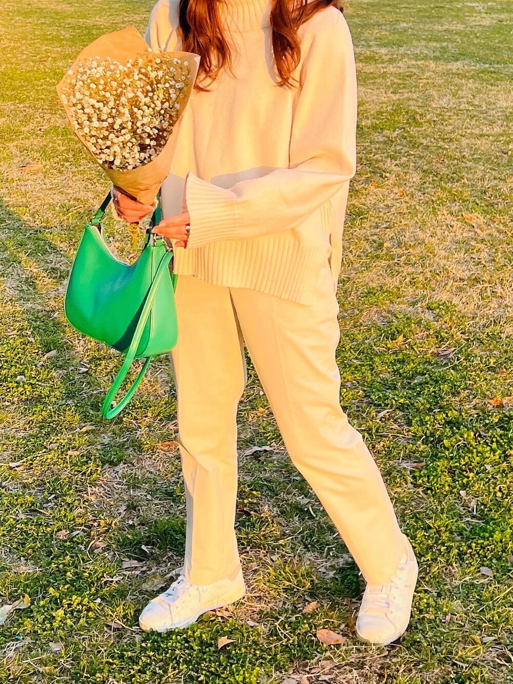 「春服みてみて、大人カジュアル、春服、休日コーデ、シンプルコーデ、カジュアルコーデ、スニーカーコーデ、パンツスタイル、ootd、韓国ファッション、ワントーンコーデ、低身長、低身長コーデ」｜「UNIQLOのアイテム（スラックス、ホワイト系）」を使った、pear0504さん（レディース・150cm）の春コーディネートの4枚目の写真