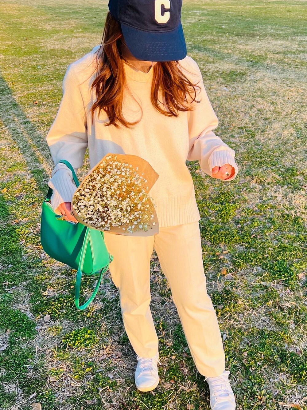 「春服みてみて、大人カジュアル、春服、休日コーデ、シンプルコーデ、カジュアルコーデ、スニーカーコーデ、パンツスタイル、ootd、韓国ファッション、ワントーンコーデ、低身長、低身長コーデ」｜「UNIQLOのアイテム（スラックス、ホワイト系）」を使った、pear0504さん（レディース・150cm）の春コーディネートの2枚目の写真