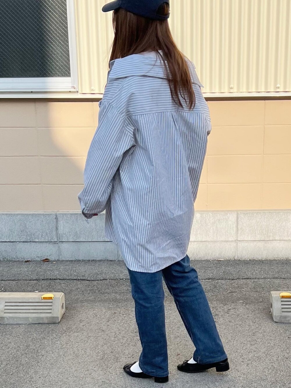 「シンプルコーデ、春、カジュアルコーデ、春カラー、休日コーデ、大人かわいい、休日スタイル、パステル映える春、春服みてみて、オトナ女子、プチプラコーデ、大人カジュアル、キャップ、デニムパンツ、シャツスタイル」｜「jumelleのオーバーサイズシャツ（シャツ/ブラウス、ブルー系）」を使った、pear0504さん（レディース・150cm）の春コーディネートの4枚目の写真