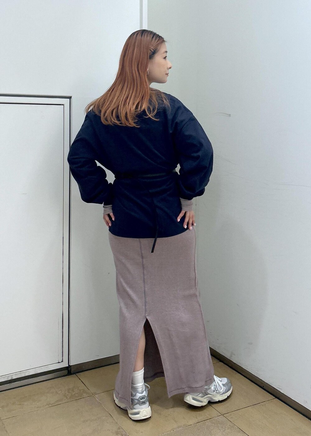 「PARROTT CANVAS、パロットキャンバス、newbalance、ニューバランス、ウォレット、スカート、マキシ、タイト、初秋コーデ、秋コーデ、初冬コーデ、デートコーデ、お出かけコーデ、旅行コーデ、スポーツミックス」｜「ADAM ET ROPE'の【一部WEB限定カラー】ウォレットマルチロゴショルダー（ショルダーバッグ、ブラック系）」を使った、ハヅキさん（レディース・158cm）の夏コーディネートの8枚目の写真