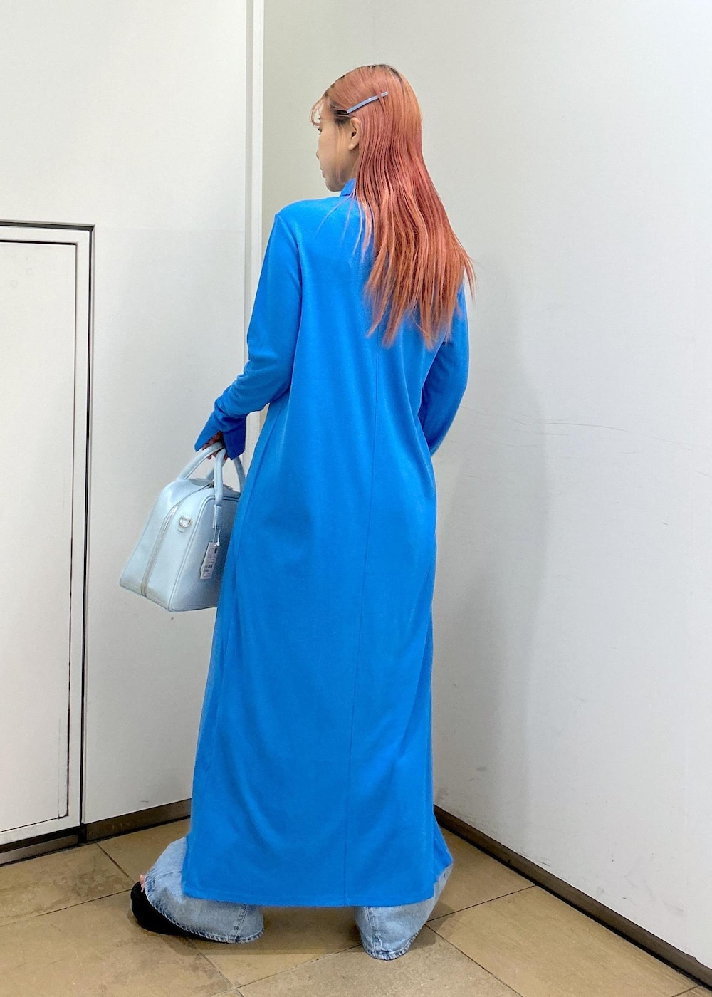 「ナイキ、初春コーデ、春コーデ、大人カジュアル、パンツスタイル、体型カバー、ヘルシーコーデ、別注アイテム、ADAM ET ROPÉ、ウェーブ、イエベ春、混合、パンツ、デニムパンツ、ワンピース」｜「NIKEの【NIKE(ナイキ)】エアマックスアイラサンダル（サンダル、ブラック系）」を使った、ハヅキさん（レディース・158cm）の春コーディネートの7枚目の写真