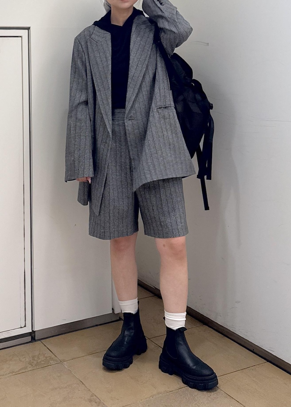 グレー系のその他パンツ、グレー系のテーラードジャケット、ブラック系のブーツを着用したレディースの秋コーディネートの7枚目の写真