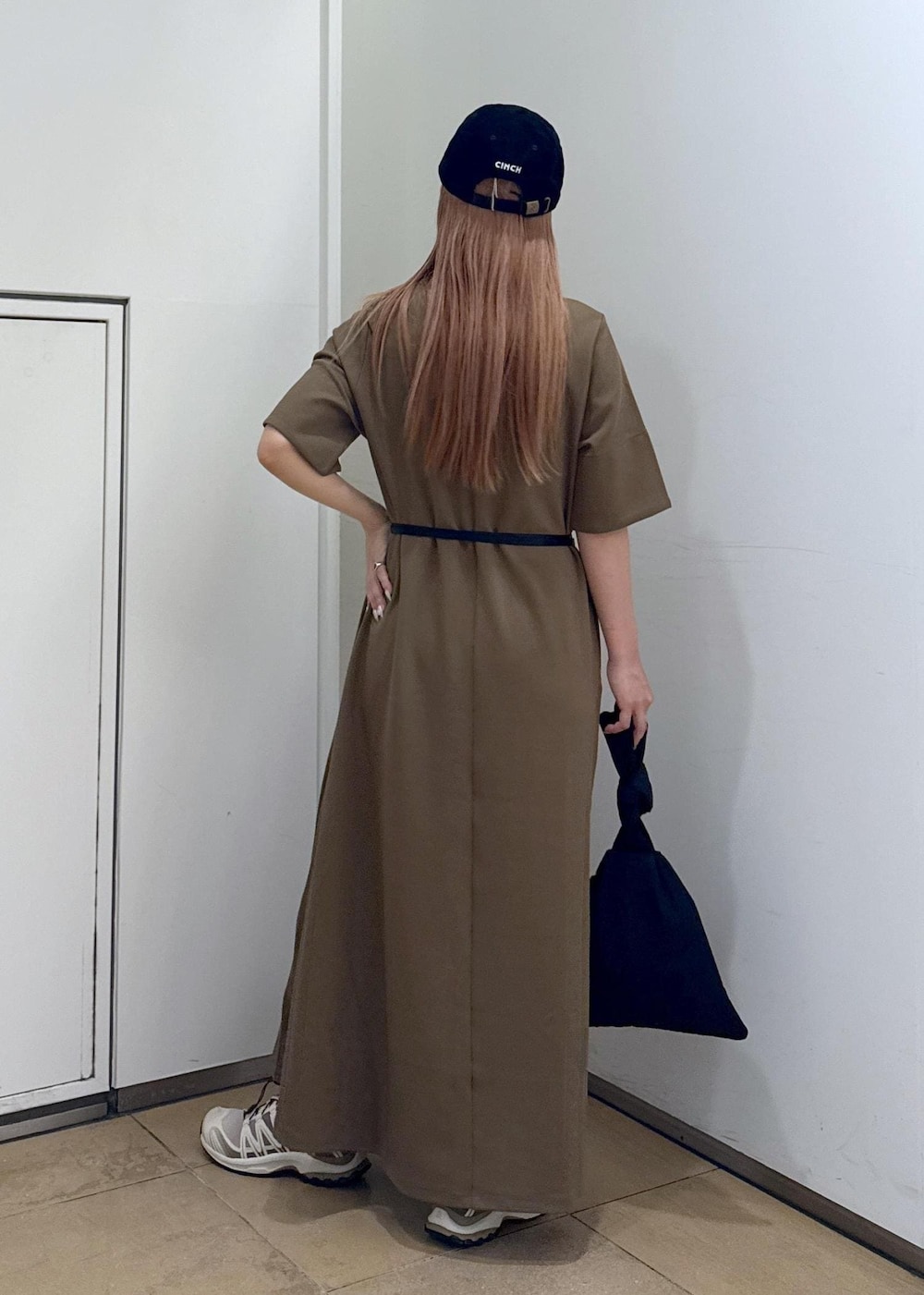 ブラウン系のワンピース、ブラック系のハンドバッグを着用したレディースの夏コーディネートの7枚目の写真