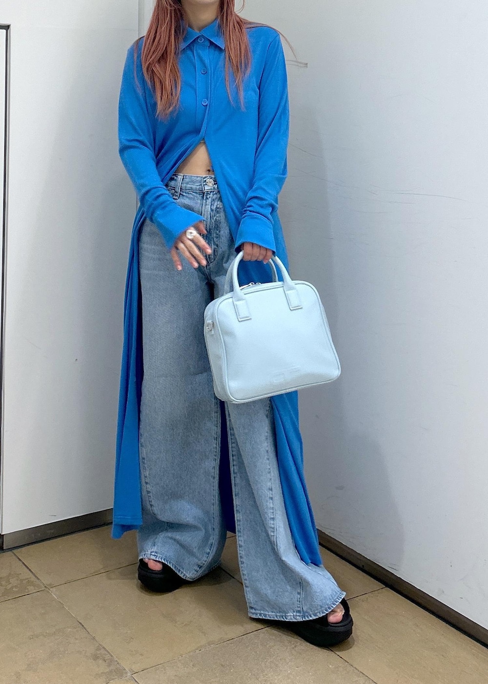 「ナイキ、初春コーデ、春コーデ、大人カジュアル、パンツスタイル、体型カバー、ヘルシーコーデ、別注アイテム、ADAM ET ROPÉ、ウェーブ、イエベ春、混合、パンツ、デニムパンツ、ワンピース」｜「NIKEの【NIKE(ナイキ)】エアマックスアイラサンダル（サンダル、ブラック系）」を使った、ハヅキさん（レディース・158cm）の春コーディネートの9枚目の写真