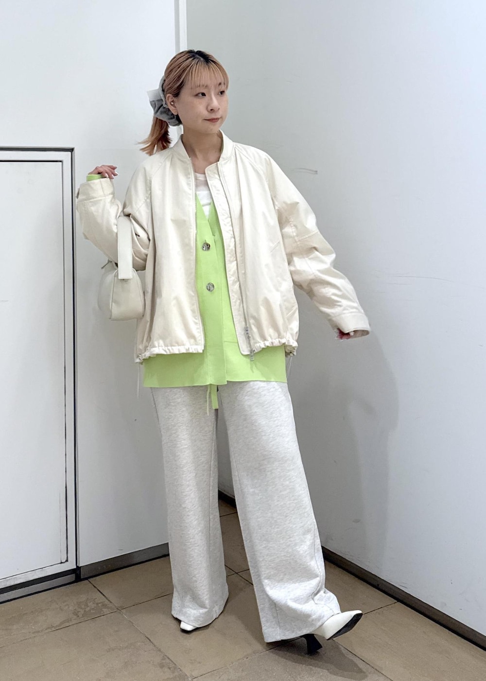 グリーン系のカーディガン/ボレロ、ホワイト系のパンプス、ホワイト系のその他パンツを着用したレディースの冬コーディネートの2枚目の写真