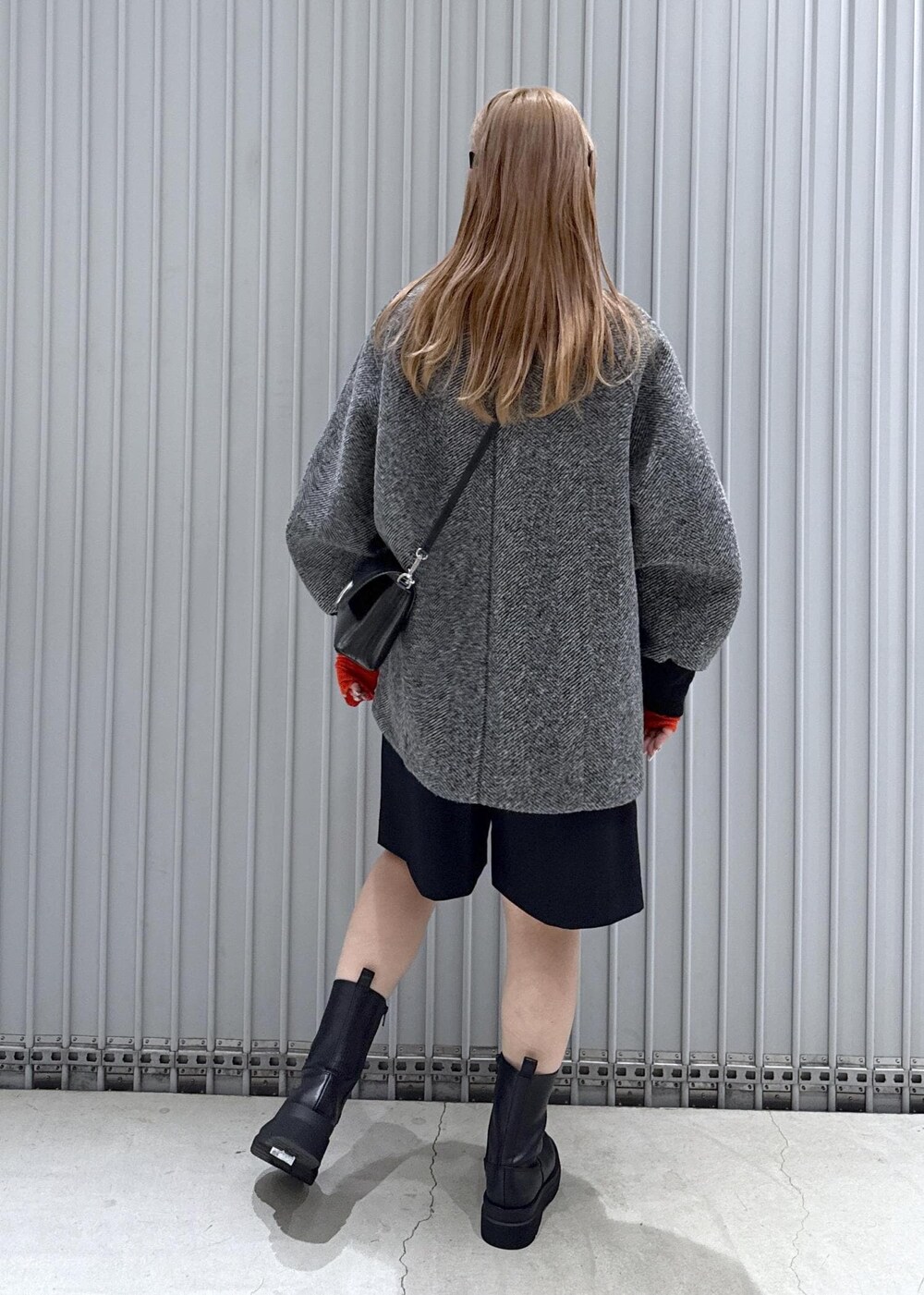 ブラック系のその他アウター、レッド系のTシャツ/カットソー、ブラック系のその他パンツを着用したレディースの秋コーディネートの5枚目の写真