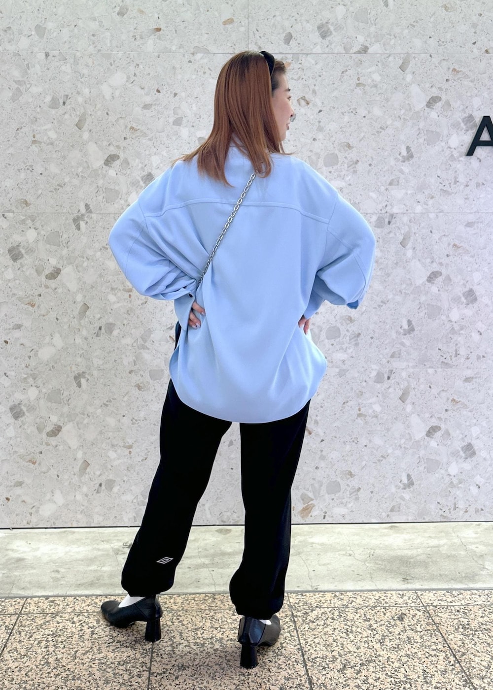 ブラック系のその他パンツ、その他のショルダーバッグ、ブルー系のシャツ/ブラウスを着用したレディースの秋コーディネートの4枚目の写真