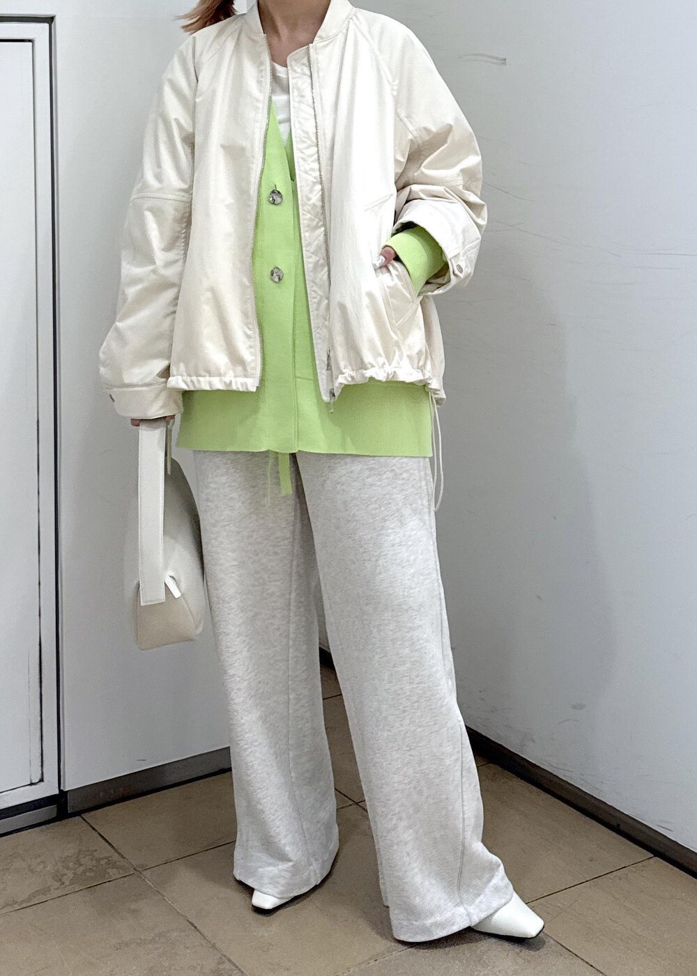 グリーン系のカーディガン/ボレロ、ホワイト系のパンプス、ホワイト系のその他パンツを着用したレディースの冬コーディネートの8枚目の写真