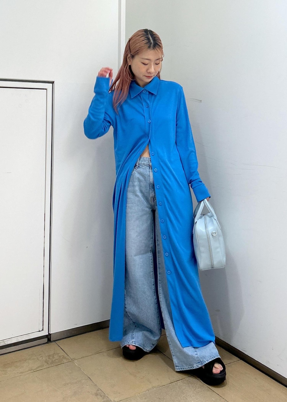 「ナイキ、初春コーデ、春コーデ、大人カジュアル、パンツスタイル、体型カバー、ヘルシーコーデ、別注アイテム、ADAM ET ROPÉ、ウェーブ、イエベ春、混合、パンツ、デニムパンツ、ワンピース」｜「NIKEの【NIKE(ナイキ)】エアマックスアイラサンダル（サンダル、ブラック系）」を使った、ハヅキさん（レディース・158cm）の春コーディネートの3枚目の写真