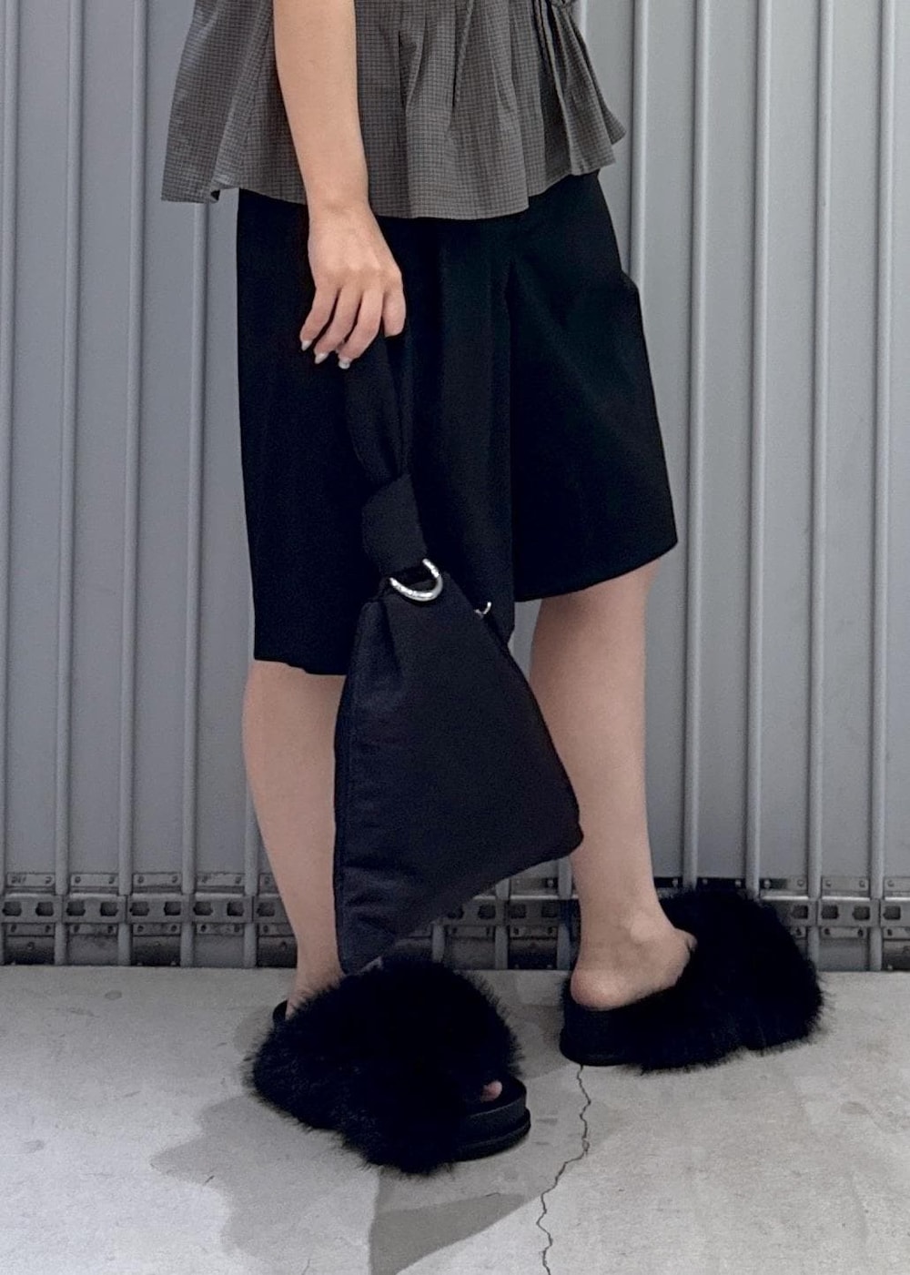 ブラック系のサンダル、ブラック系のその他パンツ、ベージュ系のシャツ/ブラウスを着用したレディースの夏コーディネートの8枚目の写真