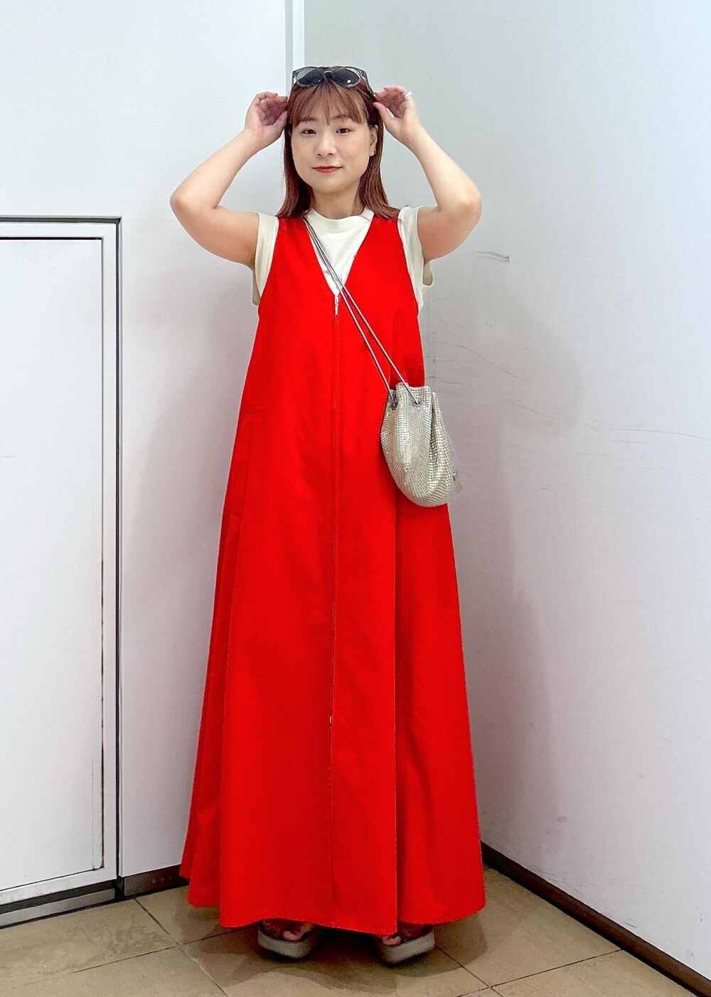 その他のハンドバッグ、ベージュ系のタンクトップ、レッド系のワンピースを着用したレディースの夏コーディネートの3枚目の写真