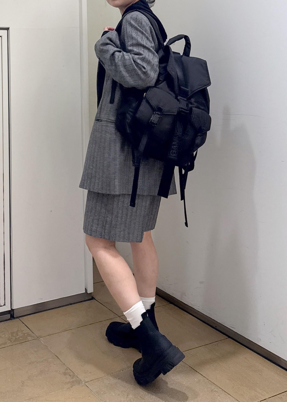 グレー系のその他パンツ、グレー系のテーラードジャケット、ブラック系のブーツを着用したレディースの秋コーディネートの8枚目の写真