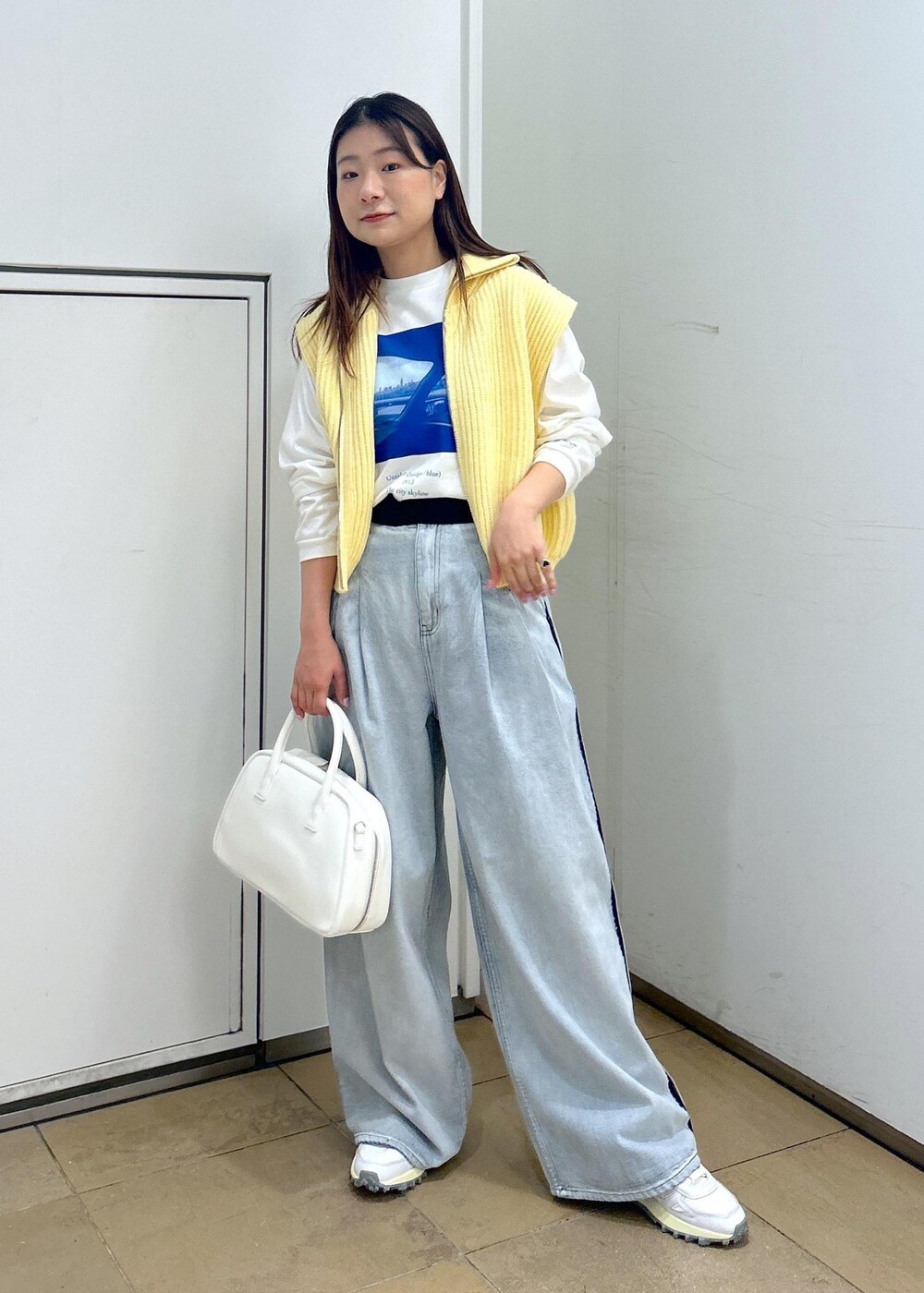 「JANE SMITH、ジェーンスミス、LACOSTE、ラコステ、初秋コーデ、秋コーデ、初冬コーデ、大人カジュアル、レイヤード、パンツスタイル、カジュアルコーデ、ADAM ET ROPÉ、ウェーブ、イエベ春、混合」｜「ADAM ET ROPE'の【JANE SMITH】TIM BARBER bridge blue/ NYC blue L/S T-SHIRT（Tシャツ/カットソー、ホワイト系）」を使った、ハヅキさん（レディース・158cm）の秋コーディネートの2枚目の写真