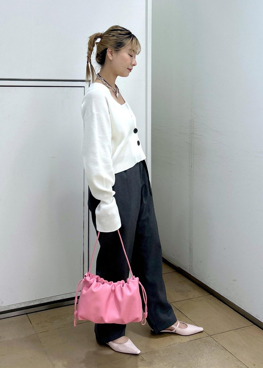 「GRAMICCI、グラミチ、巾着、巾着バッグ、ピンク、グレー、ニット、カーディガン、パンツ、パンプス、ADAM ET ROPÉ、FEMME、骨格ウェーブ、イエベ、きれいめ」｜「Gramicciの【GRAMICCI for ADAM ET ROPE'】別注2WAY STRETCH  PANTS（その他パンツ、グレー系）」を使った、ハヅキさん（レディース・158cm）の春コーディネートの2枚目の写真