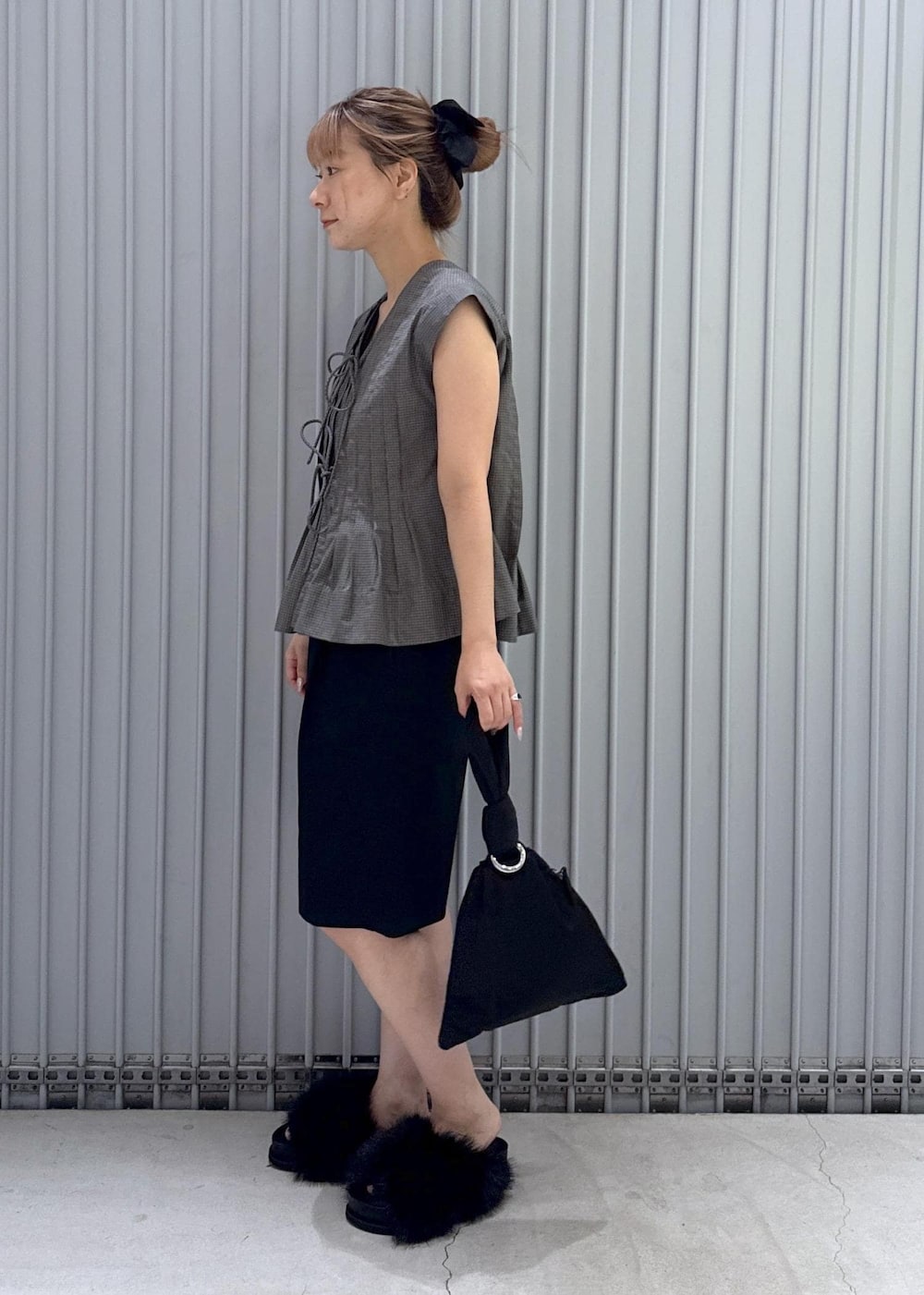 ブラック系のサンダル、ブラック系のその他パンツ、ベージュ系のシャツ/ブラウスを着用したレディースの夏コーディネートの3枚目の写真