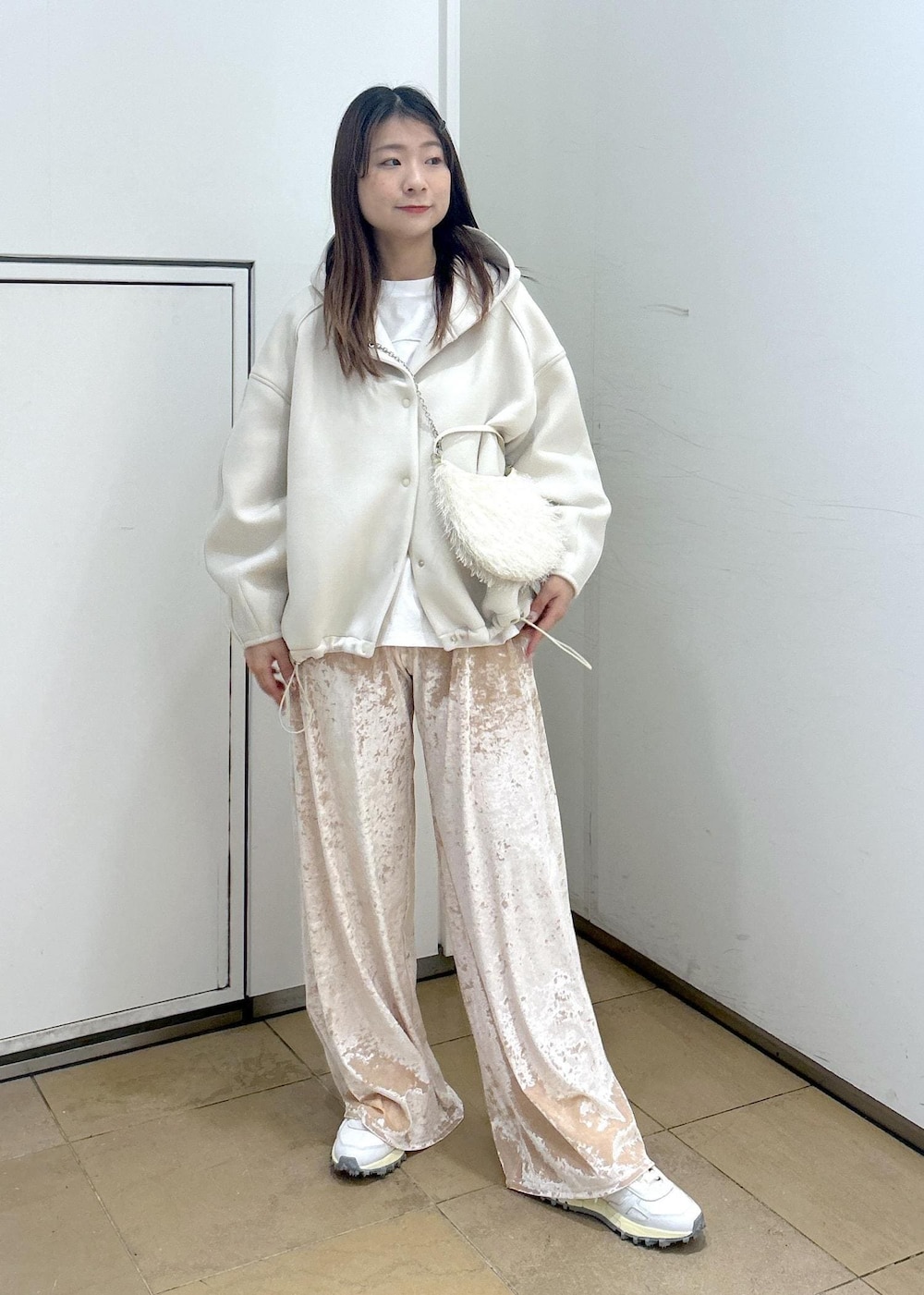 「LACOSTE、ラコステ、SIMONE WILD、シモーネワイルド、champion、チャンピオン、初秋コーデ、秋コーデ、初冬コーデ、冬コーデ、お出かけコーデ、大人カジュアル、レイヤード、パンツスタイル、体型カバー」｜「Championの【Champion for ADAM ET ROPE'】別注LOGO L/S  T-SHIRT（Tシャツ/カットソー、ホワイト系）」を使った、ハヅキさん（レディース・158cm）の秋コーディネートの2枚目の写真