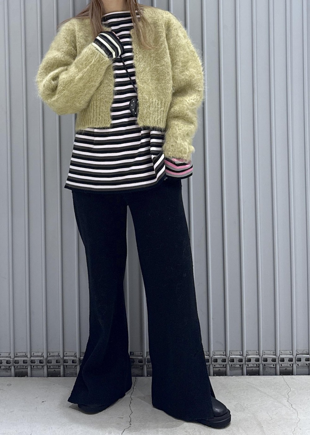 ピンク系のTシャツ/カットソー、ブラック系のブーツ、グリーン系のカーディガン/ボレロを着用したレディースの秋コーディネートの7枚目の写真