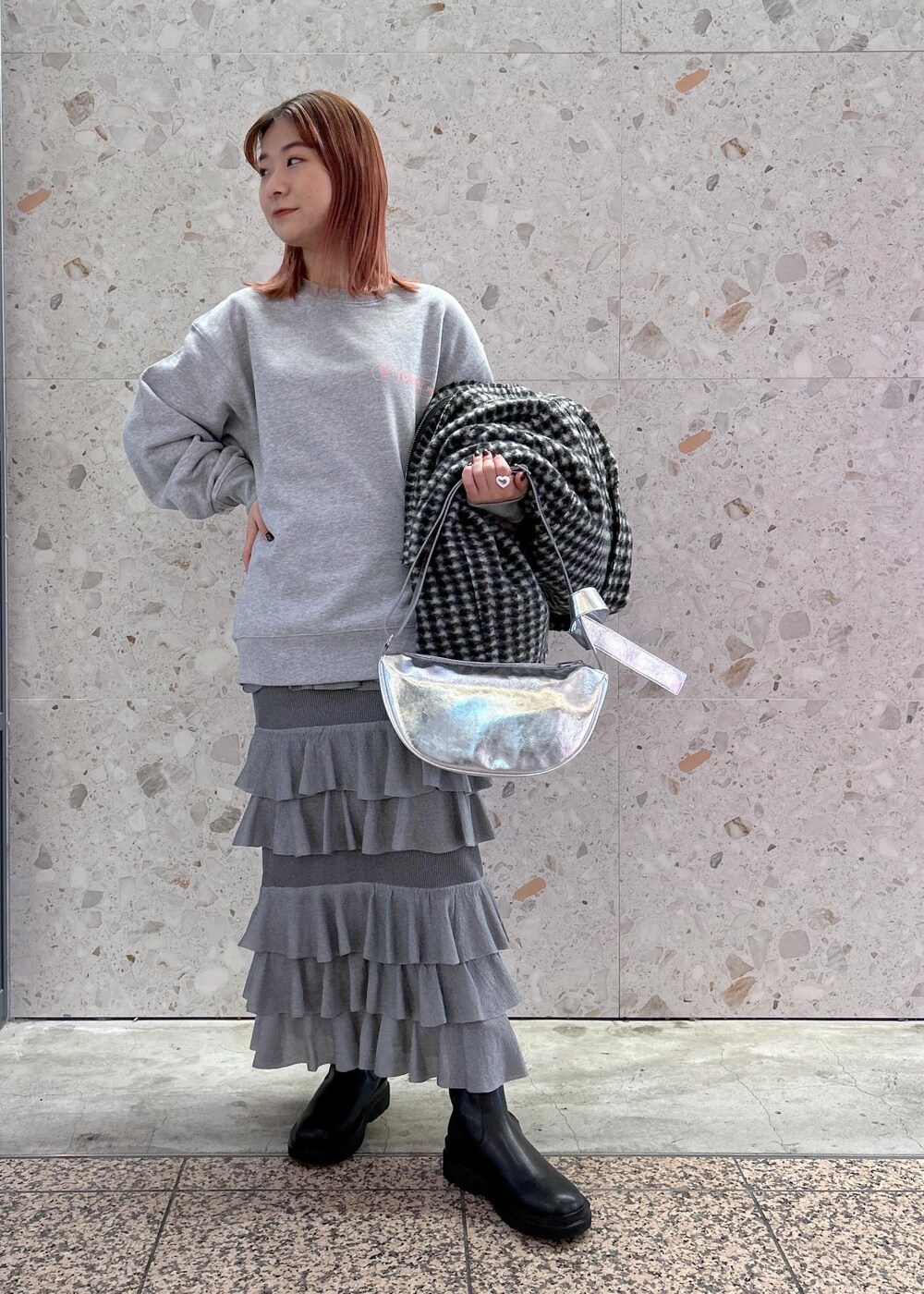 「Wesley Anderson、ウェス・アンダーソン、プリント、千鳥チェック、チェック、メタリック、メタリックバッグ、ADAM ET ROPÉ、FEMME、骨格ウェーブ、イエベ、カジュアル、大人カジュアル、フェミニン、冬」｜「ADAM ET ROPE'の［新色追加］トラックソールストレッチブーツ（ブーツ、ブラック系）」を使った、ハヅキさん（レディース・158cm）の冬コーディネートの7枚目の写真