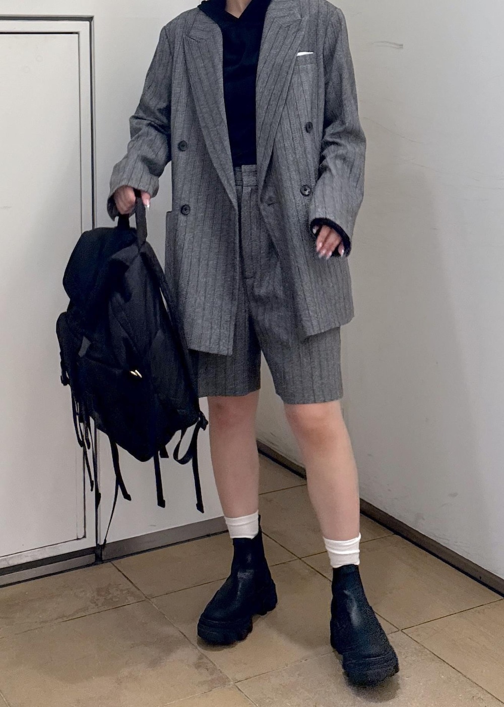 グレー系のその他パンツ、グレー系のテーラードジャケット、ブラック系のブーツを着用したレディースの秋コーディネートの3枚目の写真