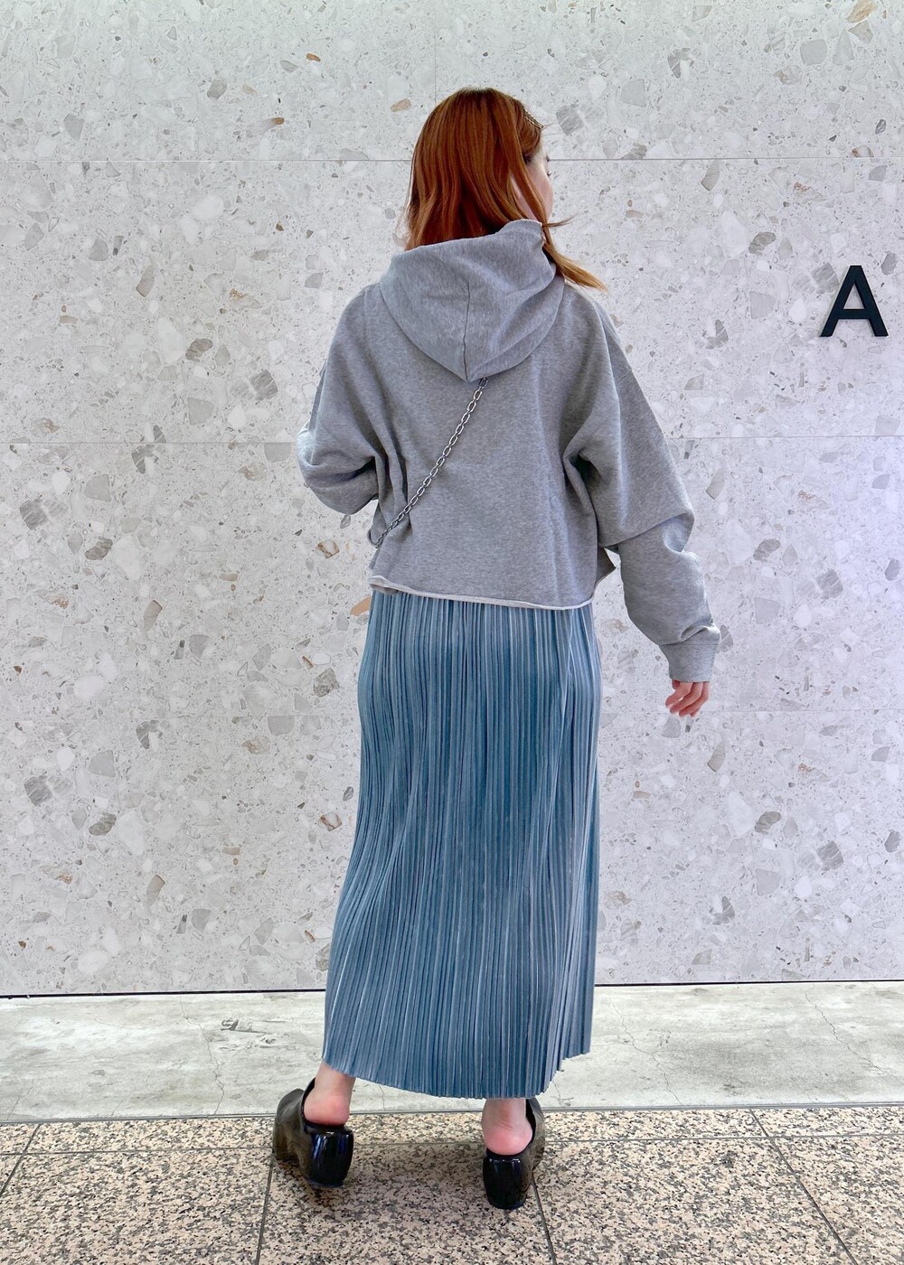 「クロップド、ベロア、プリーツスカート、プリーツ、クロップド丈、短丈、短丈トップス、ベロアスカート、秋服準備はじめました、カラー×コーデ」|「ADAM ET ROPE'のチェーンアクセサリーミニバッグ(ショルダーバッグ、ブラック系)」を使った、ハヅキさん(レディース・158cm)の秋コーディネートの2枚目の写真