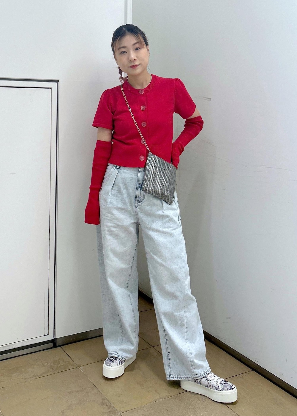 「SUPERGA、スペルガ、プラットフォーム、SITA NEVADO、シタネバド、カラー、羽織り、赤、レッド、アームカバー、ニット、カーディガン、パンツ、ADAM ET ROPÉ、FEMME」｜「SUPERGAの【SUPERGA ADAM ET ROPE' Exclusive】PRINT プラットフォーム スニーカー（スニーカー、ブラック系）」を使った、ハヅキさん（レディース・158cm）の春コーディネートの3枚目の写真