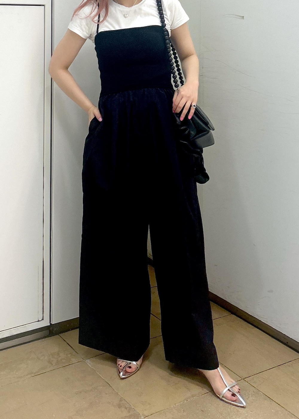 「Hanes、ヘインズ、BIOTOP、ビオトープ、クロップド、クロップド丈、KNOWHOW JEWELRY、ノウハウジュエリー、ハート、ハートモチーフ、リング、ネックレス、ADAM ET ROPÉ、FEMME、骨格ウェーブ」｜「ADAM ET ROPE'の【サステナブル】ナロークロスストラップサンダル（サンダル、シルバー系）」を使った、ハヅキさん（レディース・158cm）の夏コーディネートの4枚目の写真